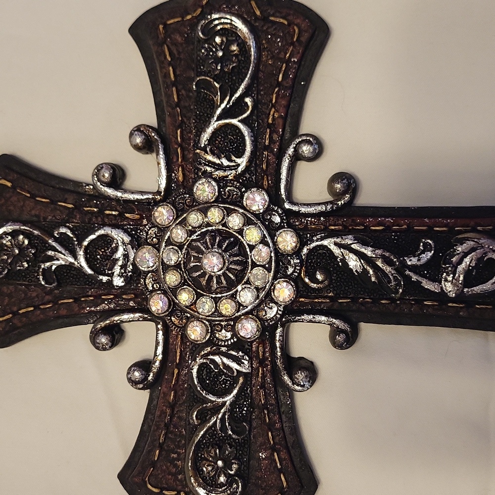 Cross wall decor - Picture 2 of 3